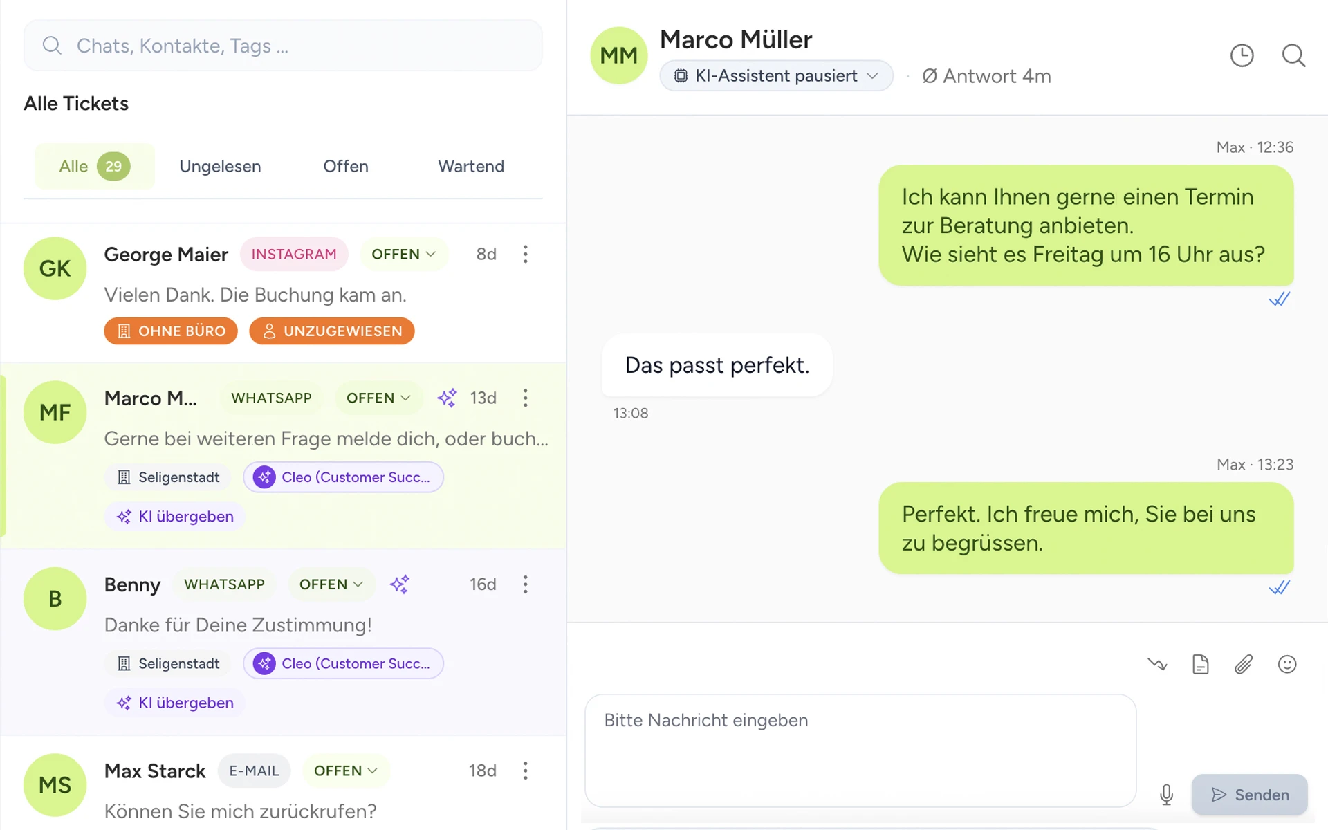 Der gemeinsame Posteingang in replya: eine Liste offener Vorgänge aus WhatsApp, Instagram und E-Mail, rechts das geöffnete Gespräch.